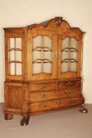 sogenannter hollÄndischer Aufsatzschrank, deutsch, um 1900/10, Nußbaum massiv bzw. Hartholz und Weichholz, Front geschwungen, Dach passig, ...
