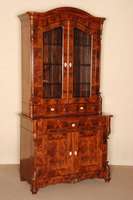 AufsatzmÖbel, nord- bzw. mitteldeutsch, um 1850/60, Korpus Weichholz, Pyramidenmahagonifurnier, z.T. 3-fach gespiegelt verlegt, durchgehendes ...