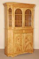 Aufsatzschrank, mitteldeutsch/Mecklenburg, um 1835, Front auf Rahmen gearbeitet, RÜster massiv, RÜsterfurnier, z.T. gespiegelt verlegt, ...