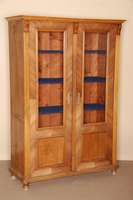 WÄscheschrank, deutsch, um 1880/90, GrÜnderzeit, Front auf Rahmen gearbeitet, Wurzelnußfurnier gespiegelt verlegt, Zierleisten 4- bzw. 5-fach ...