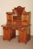 Aufsatzschreibtisch, deutsch, um 1900, Jugendstil, Korpus Weichholz, Nußbaumfurnier, FÜllungen massiv, auf KugelfÜßen, Lisenen gerieft, unter ...