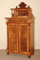 Vertiko mit Aufsatz, deutsch, um 1880, Korpus Weichholz, Nußbaum furniert, Lisenen gerillt, in Voluten auslaufend, FÜllungen gerahmt und ...