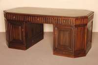 Schreibtisch, deutsch, um 1910/15, ArtNouveau, Korpus Weichholz, Mahagoni- und Makasarfurnier, rundum kassettierte FÜllungen, Schubladenfront und ...