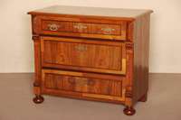 Kommode, deutsch, um 1880, GrÜnderzeit, Korpus Weichholz, Nußbaum furniert, auf KugelfÜßen, Lisenen gerillt, auslaufend in Voluten, ...