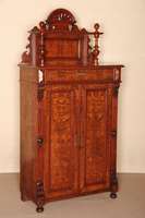 Vertiko mit Aufsatz, deutsch, um 1880, Korpus Weichholz, geflammtes Birkefurnier, Lisenen gerillt, in Voluten auslaufend, FÜllungen gerahmt, ...