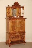 Prunkvertiko mit Aufsatz, deutsch, um 1890/1900, Jugendstil, Korpus Weichholz, Nußbaum furniert, auf KugelfÜßen, unten offen, Lisenen gerillt ...