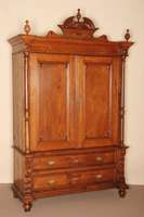 Kabinettschrank, deutsch, um 1880, GrÜnderzeit, Eiche massiv, auf KugelfÜßen, Lisenen mit Voluten, 2 große Schubladen, Leistenverzierung, oben ...