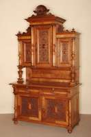 Aufsatzbuffet, deutsch, um 1880, GrÜnderzeit , Korpus Weichholz, Nußbaumfurnier, z.T. massiv, auf KugelfÜßen, Lisenen mit vorgesetzten SÄulen, ...