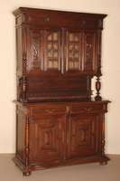 Aufsatzbuffet, Frankreich, um 1870, Eiche massiv, Unterteil mit 2 TÜren und Schublade, Lisenen mit freistehenden gedrechselten VollsÄulen, ...