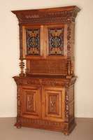 Aufsatzschrank, Flandern, um 1880, Eiche massiv, auf gedrÜckten KugelfÜßen, profilierte Fußleiste, Lisenen oben und unten mit Obstdekor, ...