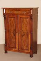 Vertiko, deutsch, um 1880, GrÜnderzeit, Korpus Weichholz, Nußbaumfurnier, Inlets mit schÖnem Wurzelnußfurnier, Lisenen gerillt, in Voluten ...