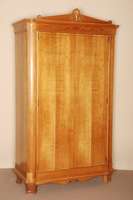 Schrank, Österreich/wohl Wien, um 1910, Korpus Weichholz, Kirschbaum furniert, FÜße mit muschelfÖrmigen Schnitzereien, Ecken mit ...