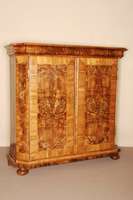 Barockschrank, deutch/Bodensee, Mitte 18. Jhd. , Umgebung Lindau, Korpus Weichholz, Nußbaum furniert, auf gedrÜckten KugelfÜßen, abgeschrÄgte ...