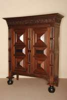 Kissenschrank, Holland, um 1770, Eiche massiv, z.T. Palisander furniert, auf balusterfÖrmigen KugelfÜßen, Lisenen mit kleinen ...