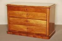 Kommode, deutsch/Pfalz, um 1840/50, Biedermeier, Kirschbaum massiv, z.T. furniert, auf schwerer Fußleiste, 4-schÜbig, mit abgerundeten Ecken, ...