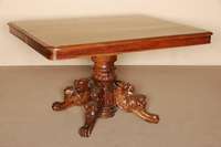 Großer Ausziehtisch, Frankreich, um 1860/70, Eiche massiv, eckige Arbeitsplatte, SÄulenfuß mit 4 Auslegern, diese mit 4 geschnitzten ...