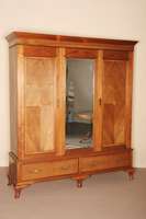 Schrank, England, um 1890, Korpus Mahagoni massiv, auf gebogenen Beinen, Queen-Anne-Stil, unten 2 Schubladen, Front kassettiert, TÜr in der Mitte ...