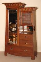 Konischer Kleider- bzw. WÄscheschrank, England , um 1900, Jugendstil, Eiche massiv, Hersteller Batchelar & Son Ltd., sprossenverglaste SeitentÜr, ...