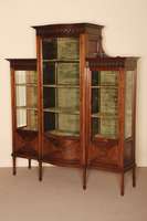 Vitrine, England, um 1890, Mahagoni massiv, viktorianisch, auf eckigen Beinen und FÜßen, schuhfÖrmig abgesetzt, Mittelteil hervortretend, ...
