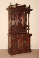 Aufsatzschrank fÜr Speisezimmer, Belgien, um 1880, Buche massiv, nußbaumfarben, schwere Fußleiste, stark profiliert, Lisenen und 3/4 ...