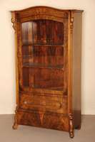 Glasschrank, deutsch, um 1860, Korpus Weichholz, Nußbaum- bzw. Wurzelnußfurnier, abgeschrÄgte Ecken mit aufgesetzten halbrunden Leisten, in ...