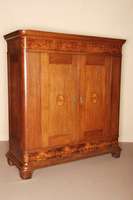 Schrank, deutsch/wohl Westfalen, um 1830/40, Eiche massiv, original FÜße, TÜren und Kopf mit schÖnen Einlegearbeiten aus verschiedenen ...
