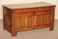 Stollentruhe, deutsch/Westfalen, um 1780, Eiche massiv, auf quadratischen Stollen, gerillt, 4 kassettierte FÜllungen, scheibenfÖrmig dekoriert, ...