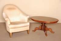 Couchtisch, deutsch, um 1860, Mahagoni, z.T. furniert, auf balusterfÖrmigem Fuß, Platte in gespiegeltem Furnier verlegt, stabil, ...