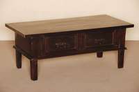 Couchtisch, Frankreich, um 1780, Kastanienholz massiv, auf eckigen Beinen unter der Platte 2 große integrierte Schubladen, Platte neu geschliffen ...