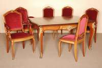 Speisezimmer, Belgien, um 1910, bestehend aus Tisch, 4 StÜhlen und 2 ArmlehnstÜhlen, StÜhle Gestell Nußbaum massiv, auf gebogenen Beinen, ...