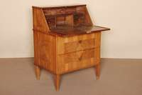 DamenklappsekretÄr, deutsch, um 1820/30, z.T. aus fremdem Zusammenhang neu gearbeitet, unter Verwendung Älterer Teile, Wurzelnußfurnier ...