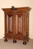 Kissen- bzw. Prunkschrank, Niederlande, um 1830/40, sogenannter durchgehender Barockstil, Korpus z.T. Eiche massiv, Front und Seiten mit Nußbaum ...