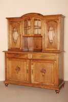AufsatzmÖbel, deutsch, um 1908/12, z.T. Nußbaum massiv bzw. Ahorn und Weichholz massiv, auf Rahmen gearbeitet, aufgesetzte Schnitzereien bzw. ...