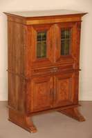 JugendstilschrÄnkchen, sÜddeutsch/ Raum MÜnchen, um 1902/06, historizistisch mit starken Jugendstilelementen, Wurzelnuß- bzw. Nußbaumfurnier, ...