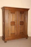 Schrank, sÜdwestdeutsch/Pfalz Richtung ZweibrÜcken, um 1820/30, Eiche massiv, komplett auf Rahmen gearbeitet, Mittelteil mit ...