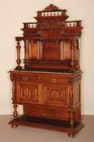 Zusammengesetztes AufsatzmÖbel, wohl Frankreich, um 1890/1900, Korpus Eiche und Weichholz massiv, Front und Seiten bzw. Zierelemente Nußbaum ...