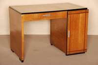 ArtDeco-Schreibtisch, Frankreich, um 1930, Eiche, teilweise schwarz abgesetzt, Chromgriffe, klare geometrische Formensprache, minimale ...