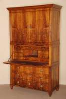 SekretÄr, sÜddeutsch, um 1780, Louis-Seize, Korpus Weichholz, z.T. Nußbaum massiv, Nußbaum furniert, auf Spitzbeinen, Lisenen durchgehend ...