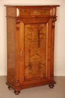 Vertiko, deutsch, um 1880, GrÜnderzeit, Korpus Weichholz, Nußbaum furniert, z.T. Wurzelnuß, Lisenen auslaufend in Voluten, 1 -tÜrig mit ...