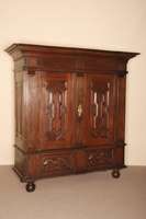 Dielenschrank, deutsch/Hamburg, um 1760/70, komplett auf Rahmen gearbeitet, Eiche massiv, Inlets 3- bzw. 4-fach getreppt, aufgelegte VerkrÖpfung, ...