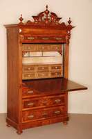 StandsekretÄr, deutsch, um 1880, GrÜnderzeit , Korpus Weichholz, gespiegeltes Wurzelnußfurnier, auf gedrÜckten KugelfÜßen, 4 Schubladen und ...