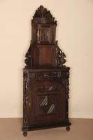 Eckschrank, England, um 1880, viktorianisch, Eiche massiv, TÜr mit geschnitzten FÜllungen, karofÖrmig kassettiert, Schublade mit stilisiertem ...