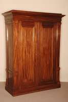 Schrank, deutsch, um 1900, Mahagoni massiv, z.T. furniert, gerader Korpus, auf schwerer Fußleiste, original schlichte Front mit langezogenen ...