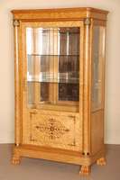 Vitrine, deutsch, um 1920, ArtDeco, Korpus Weichholz, Vogelahorn furniert, auf TatzenfÜßen, Lisenen mit vorgesetzten SÄulen dekoriert, mit ...