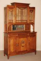 Aufsatzbuffet, Frankreich, um 1900, Eiche massiv, z.T. furniert, 3-tÜriges Unterteil mit darÜberliegenden Schubladen, Freifach mit hinterlegtem ...