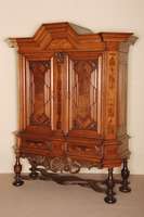 Stollenkabinettschrank, Mark Brandenburg, um 1750, Korpus Eiche, Wurzelnußfurnier, zweitÜriger Schrankaufsatz mit vorkrakendem sogenanntem ...