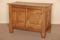 Truhenschrank, deutsch, um 1880, Eiche massiv, auf Stollen, Frontseite vielfach geschuppt und gekerbt, Zarge mit SÄgewerk dekoriert, seitlich mit ...