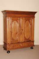 Schrank, deutsch/Westfalen, um 1880, Eiche massiv, nach dem Vorbild von 1760 gearbeitet, auf balusterfÖrmigen KugelfÜßen, schwere Fußleiste, ...