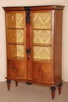 Vitrine, deutsch, um 1910, Korpus Weichholz, Mahagoni furniert, auf gedrechselten Beinen, Front vertikal doppelt in sich gebogen, TÜren unten mit ...