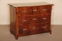 Kommode, sÜddeutsch/Österreich, um 1870/80, Korpus Weichholz, Nußbaum furniert, abgeschrÄgte Ecken, in Voluten auslaufend, 3 große Schubladen ...